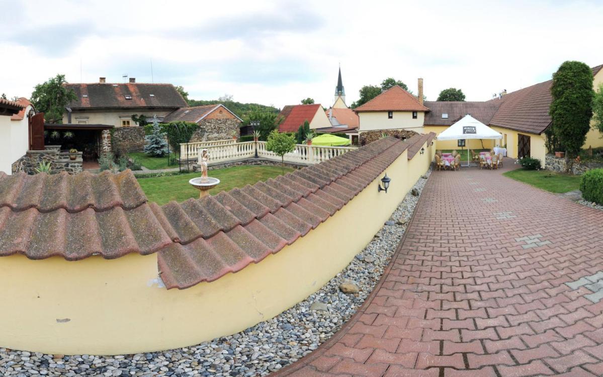 Penzion a Restaurace Nad Hradem Křivoklát Esterno foto