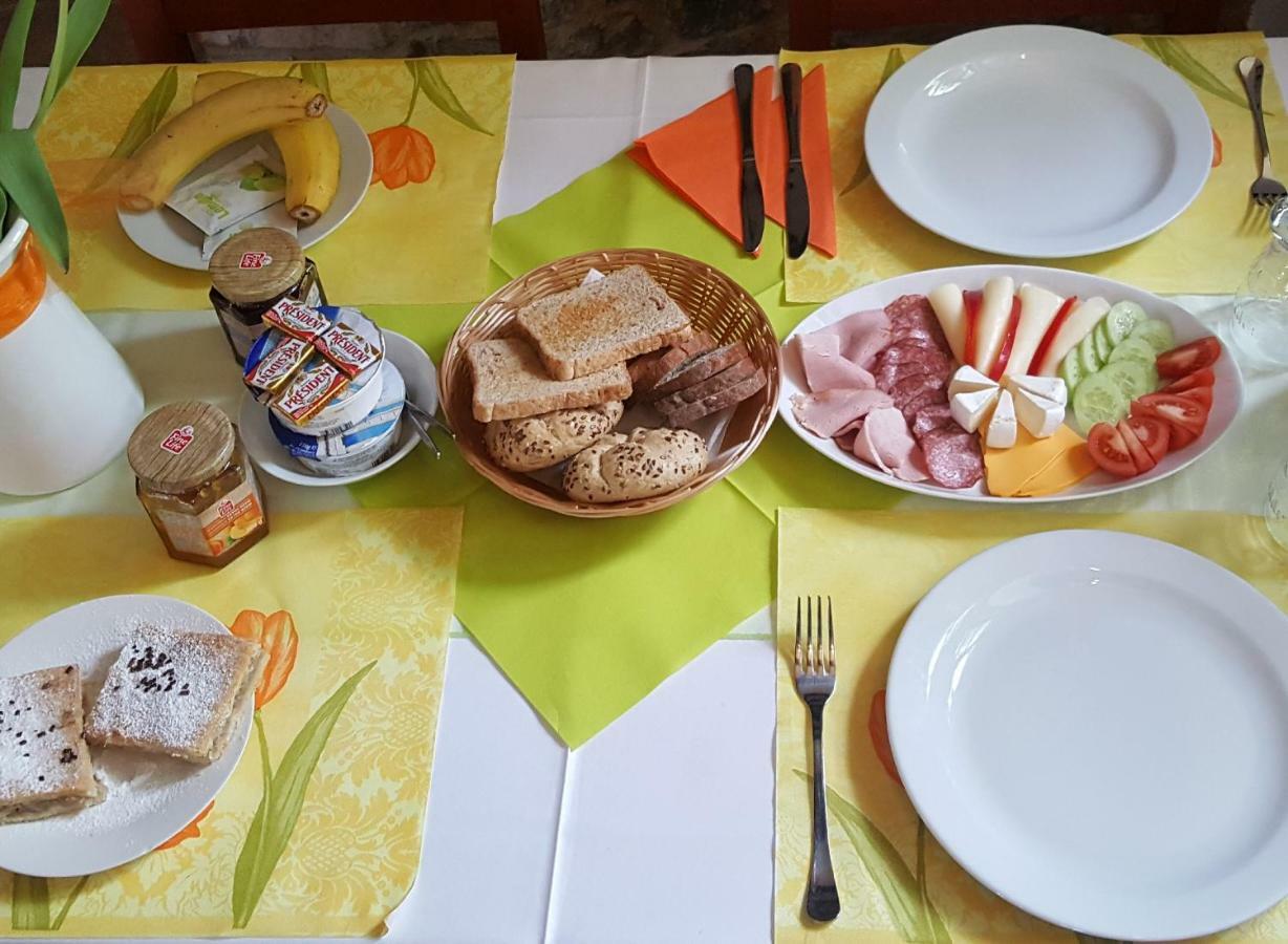 Penzion a Restaurace Nad Hradem Křivoklát Esterno foto